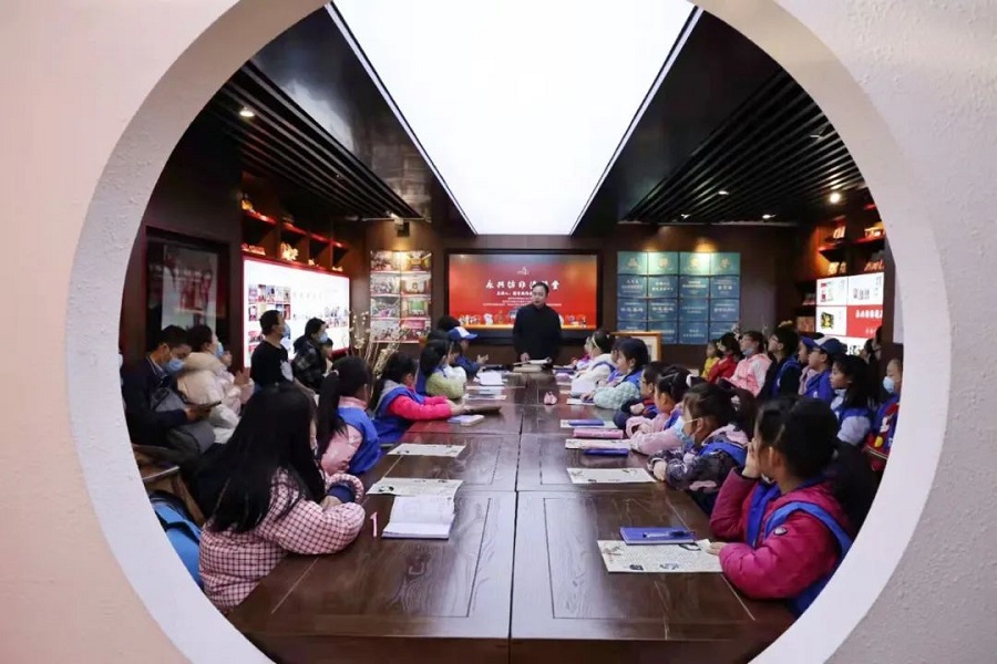 传承与创新中的棉絮画艺术——新华小记者走进西安文化、旅游街区永兴坊非遗大讲堂学习棉絮画制作(图4)