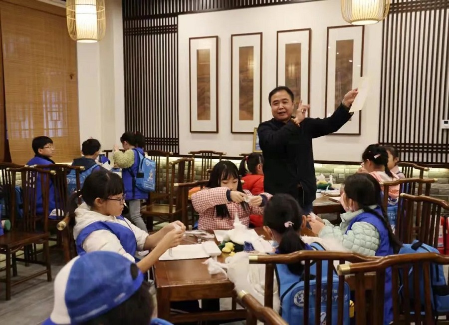传承与创新中的棉絮画艺术——新华小记者走进西安文化、旅游街区永兴坊非遗大讲堂学习棉絮画制作(图6)