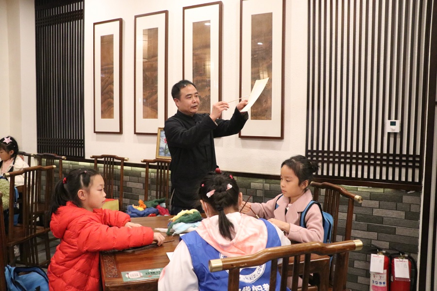 传承与创新中的棉絮画艺术——新华小记者走进西安文化、旅游街区永兴坊非遗大讲堂学习棉絮画制作(图7)
