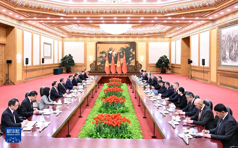习近平主席同吉尔吉斯斯坦总统扎帕罗夫会谈